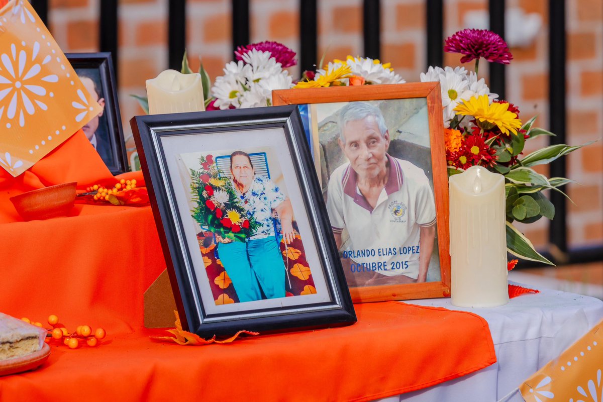 mercadosSV's tweet image. Este día se colocan comidas o frutas favoritas del difunto, como una forma de decir:

“No te olvidamos. Aquí sigue tu lugar en la mesa.” 🥺🕊️