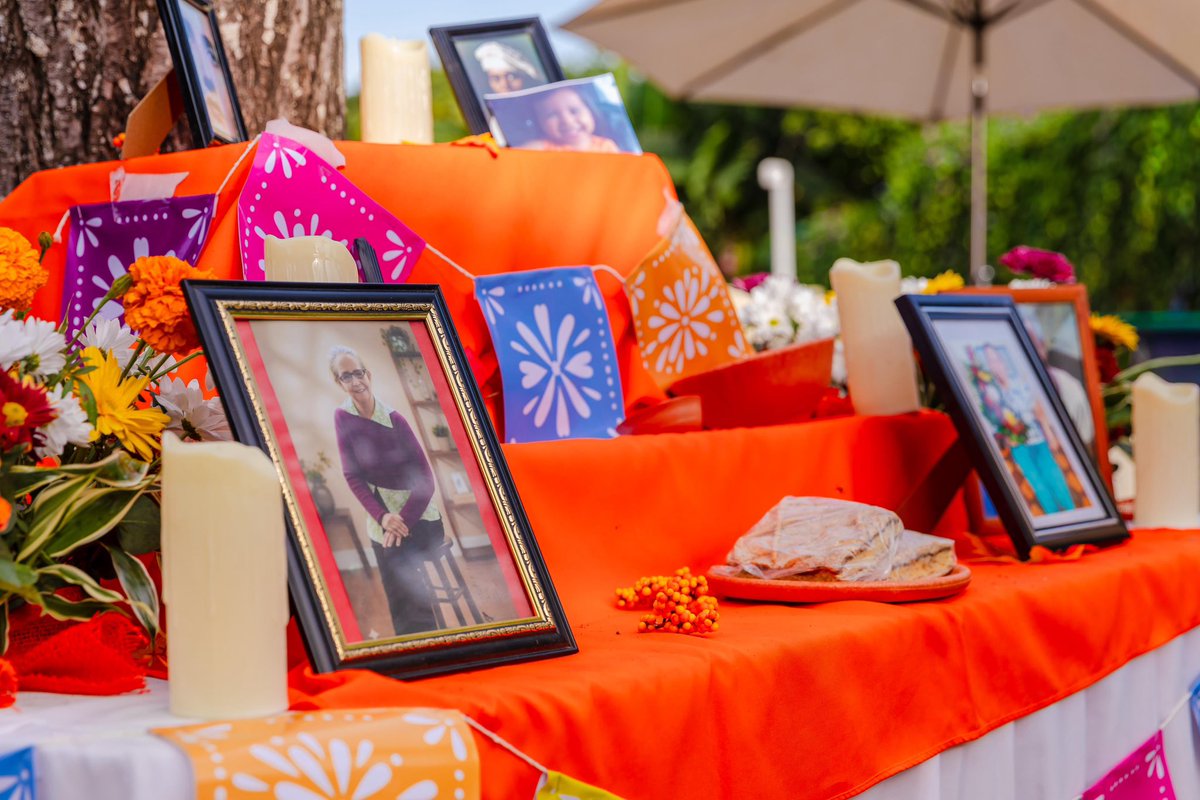 mercadosSV's tweet image. Este día se colocan comidas o frutas favoritas del difunto, como una forma de decir:

“No te olvidamos. Aquí sigue tu lugar en la mesa.” 🥺🕊️