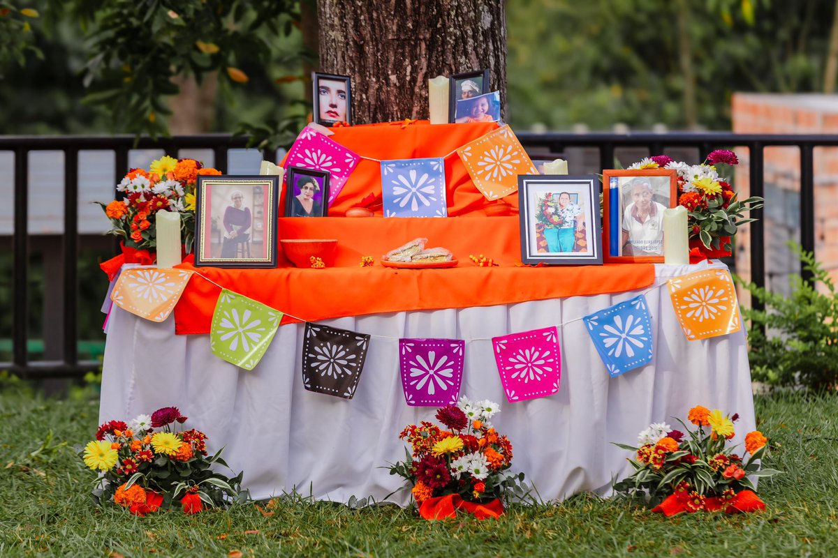 mercadosSV's tweet image. Este día se colocan comidas o frutas favoritas del difunto, como una forma de decir:

“No te olvidamos. Aquí sigue tu lugar en la mesa.” 🥺🕊️