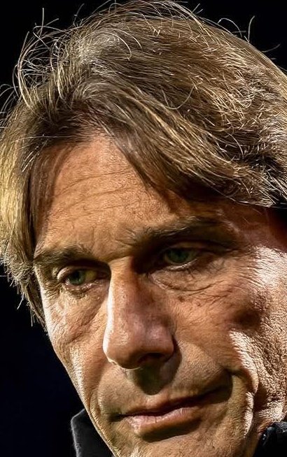 Tante chiacchiere sei soliti cultori.

Ma alla decima giornata di Campionato, il Napoli è solo in testa alla classifica della Serie A.

In foto, l'allenatore del Napoli Calcio.