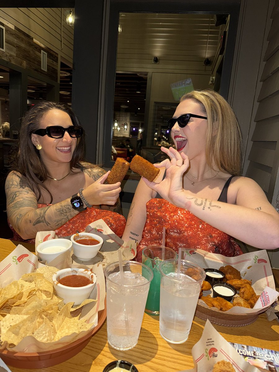 emily_miles15's tweet image. Happy Halloween!! We love you @Chilis !!! pls sponsor us😩❤️  

#chilis 
#nashvillehot
#Halloween 
#Halloween2025 
#trippledipper
#cheesey