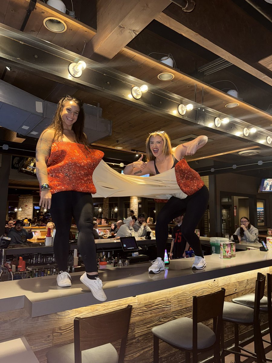 emily_miles15's tweet image. Happy Halloween!! We love you @Chilis !!! pls sponsor us😩❤️  

#chilis 
#nashvillehot
#Halloween 
#Halloween2025 
#trippledipper
#cheesey