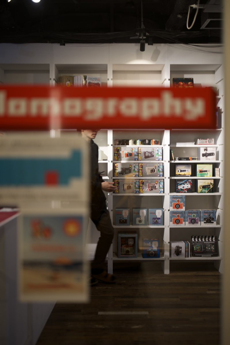 kurara7122's tweet image. 先日、神保町に行ったので、#lomography のリアル店舗である、Lomography+ によってみました。

先行展示されてた、噂のフィルムコンデジ「Lomo MC-A」を触ってみると、噂どおりの結構良い感じです！！AF（LiDAR）＆ゾーンフォーカスが切り替えってのも良いですね。