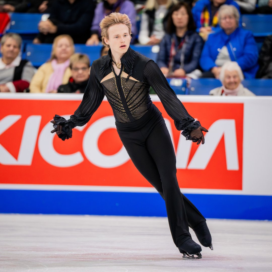 Ilia Malinin takes the crown at #SCI25! 👑

Men’s final results / Résultats masculins ⤵️

🥇- Ilia Malinin 🇺🇸
🥈- Aleksandr Selevko 🇪🇪
🥉- Kao Miura 🇯🇵