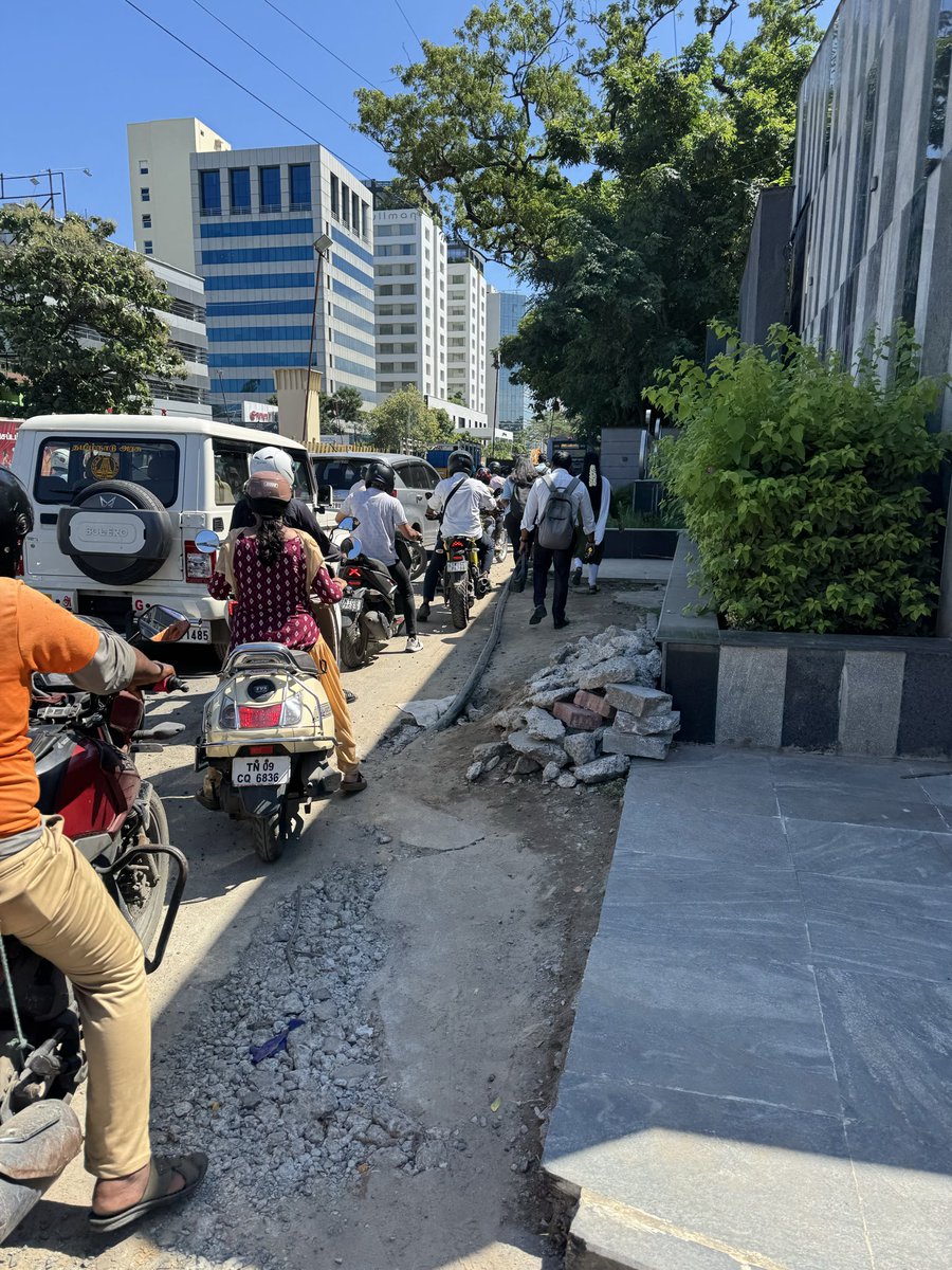 avimsdian's tweet photo. @ChennaiTraffic Despite continuous follow-ups regarding the bridge construction, no action has been taken so far. Commuters, especially those traveling from Nandanam Metro to CMRL Office &amp; Prestige Polygon, continue to face severe inconvenience daily. Request urgent intervention https://t.co/6xlFMqrPEG