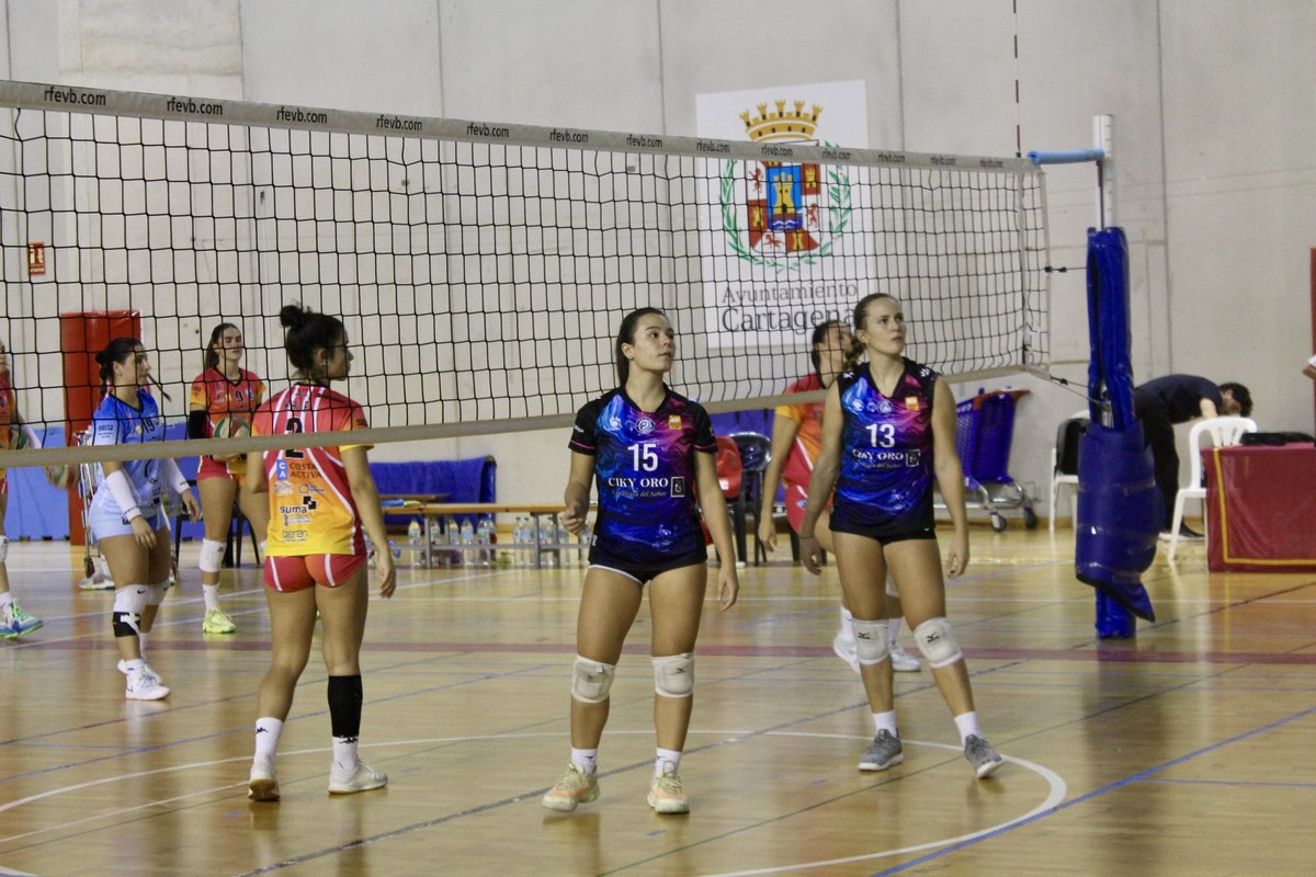 algarsurmenor's tweet image. ⚔️ Este sábado perdimos la imbatibilidad en casa, cediendo en un ajustado duelo ante @cvfinestrat (2-3), pero sumamos un valioso punto en la clasificación general 

Toca seguir 🫡

#juegaencasa #algarbien #voleibol #SF2