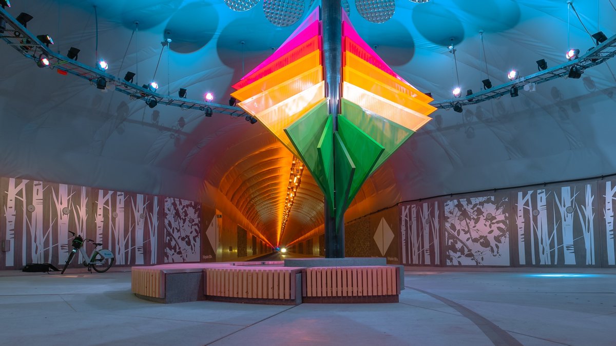 🧵 Podzemí, města a budoucnost.

Pod povrchem se už dnes skrývá fascinující svět.

Někdy neviditelný - jako v případě vodovodů, kanalizací, sítí díky kterým město tepe.

Jindy viditelnějším - metra, tunely, podzemní stanice. 

(1/10)