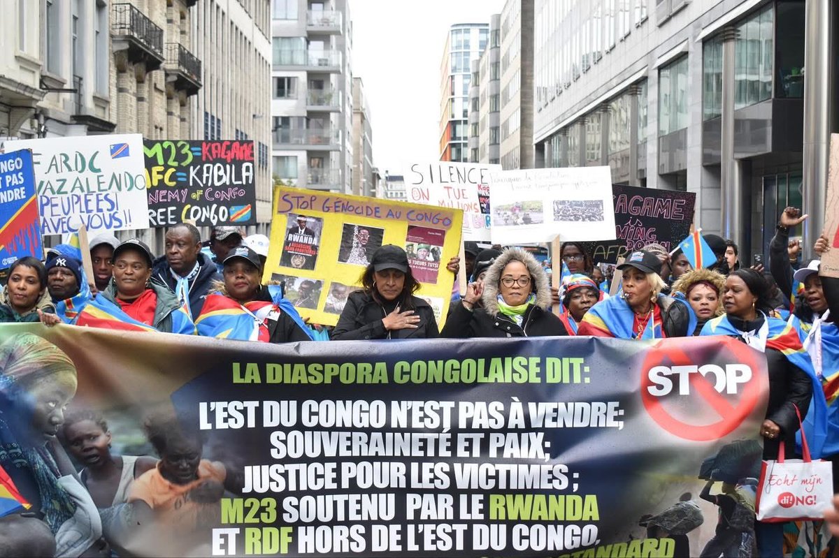 LJBENELUX1's tweet photo. #Bruxelles : une grande marche pacifique a été organisée, samedi 01/11/25 à Bruxelles, par la diaspora congolaise en Belgique en vue  de dénoncer l’aggression’ rwandaise devant le parlement européen #rwanaiskilling #rdc🇨🇩 @cedocash @FHUGORMAYAMBU @Presidence_RDC https://t.co/l9a3ZcFPwJ
