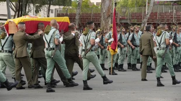 #LaLegión rinde un emotivo homenaje al #legionario Daniel Ruiz Mateo con un acto de honras fúnebres,fallecido el pasado 31 de octubre en acto de servicio a causa de una explosión mientras se encontraba destinado en la base #ÁlvarezDeSotomayor, en Viator.
eldebate.com/espana/defensa…