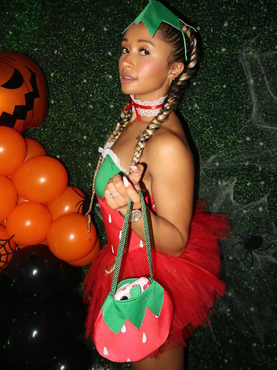 THESTXNDOUT's tweet photo. ♔ —; 

it was a very berry halloween. 🍓 https://t.co/nLSZ0CvGuS