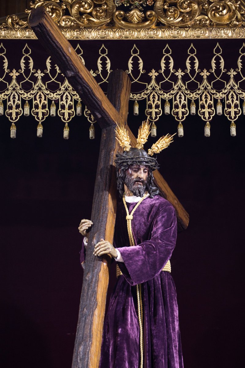 DoloresdelCerro's tweet photo. ✝️“Y, cargando Él mismo con la cruz, salió al sitio llamado «de la Calavera»” (Jn 19,17)

🟣Nuestro Padre Jesús de la Humildad💐 ha sido ya entronizado en el altar efímero de sus próximos cultos anuales que este año, D.m., se iniciarán el próximo cinco de noviembre

📸 @Detarno https://t.co/SK6sdB2zsM