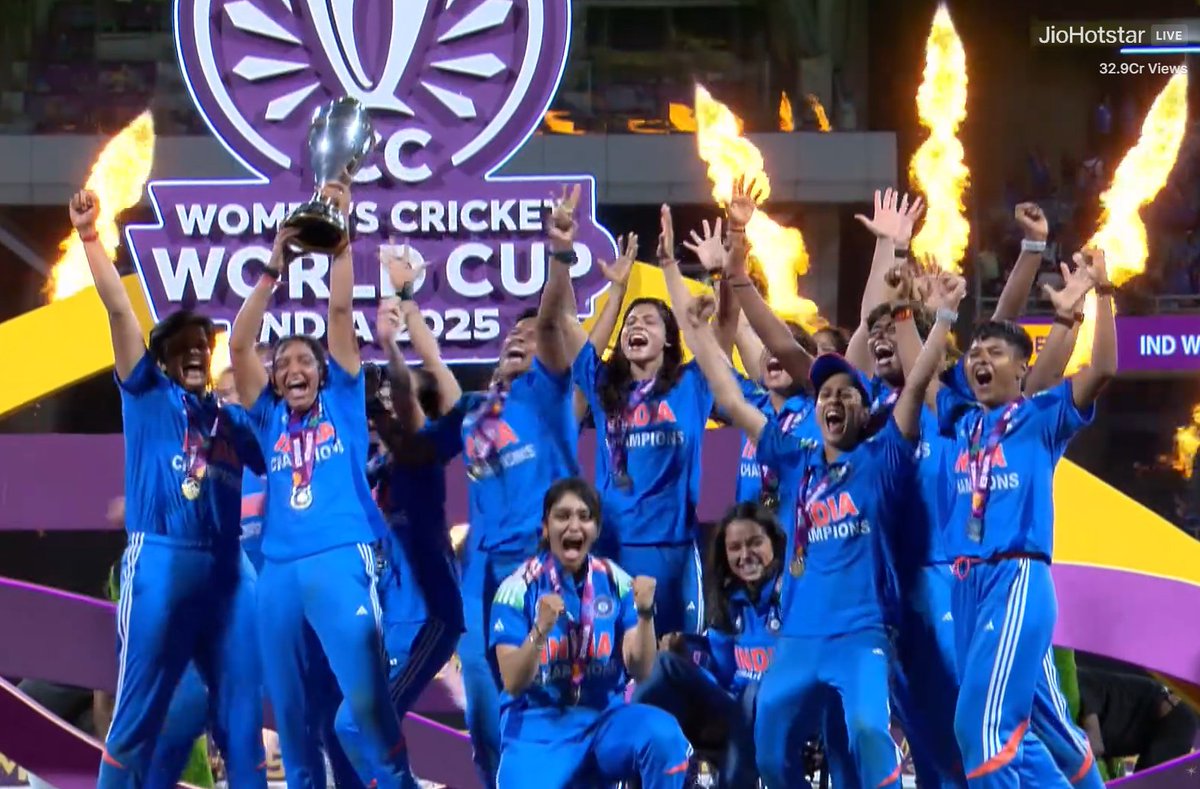 India lifts the trophy😍🇮🇳

Harmanpreet Kaur and co are the WORLD CHAMPIONS🔥

#INDvSA #CWC25
