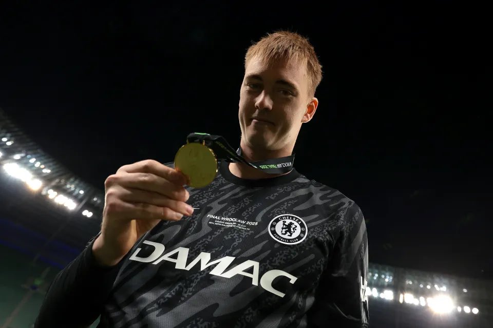 LaLiga debut for formerblue Lucas Bergström.

Away against Real Betis. The side he was sat on the bench against for the last game as a Chelsea player 💙 

He got his debut this week and kept a clean sheet in a Copa del Rey match 🧤