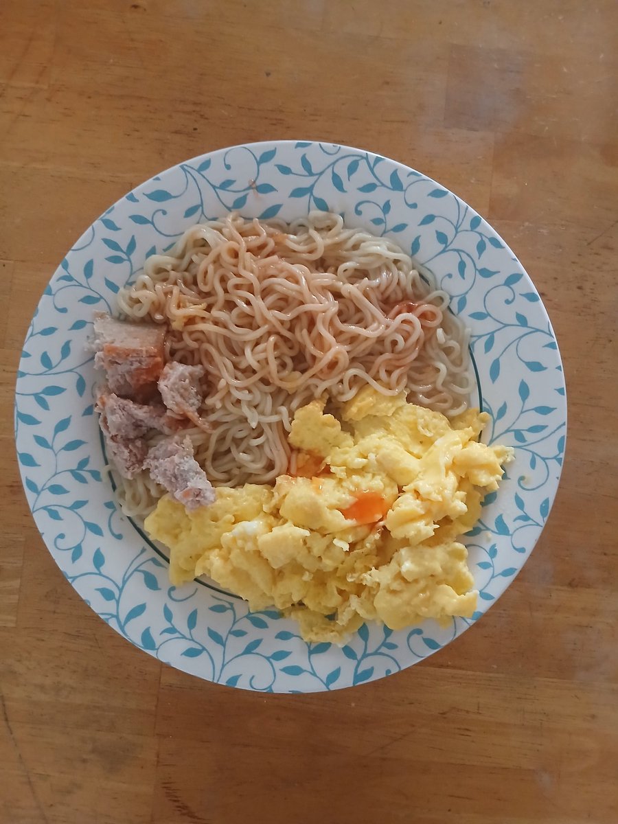 tvsingaybars's tweet photo. #eatinglunch #theporktastesalittleoff #idontthinkthiswillendwell https://t.co/yt0ETi6Rm7