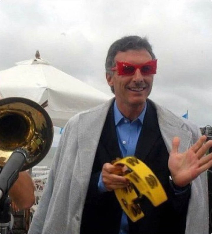 Franco saliendo del casamiento de Leclerc con todo lo del carnaval carioca puesto
