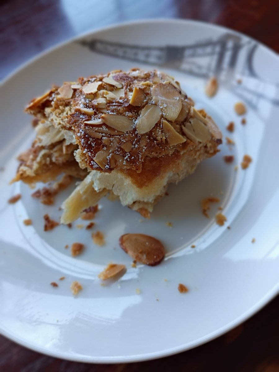 Croissant aux amandes avec la Tour Eiffel en arrière-plan.