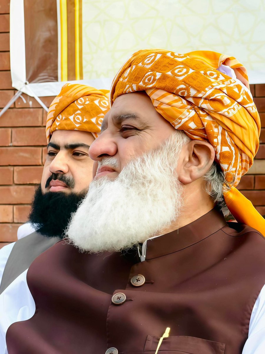 یہ وہ قیادت ہے جو حق کیلئے اٹھتی ہے، باطل کے سامنے ڈٹتی ہے،
اور جس کے پیچھے عوام کے دلوں کی دھڑکنیں چلتی ہیں۔
 فیصلہ جب مولانا کا ہوتا ہے، تو حالات خود بدلنے لگتے ہیں۔
یاد رکھنا، یہ اعلان نہیں — انقلاب کی دستک ہوتی ہے۔ 🔥
#ملت_کا_پاسبان_مولانا