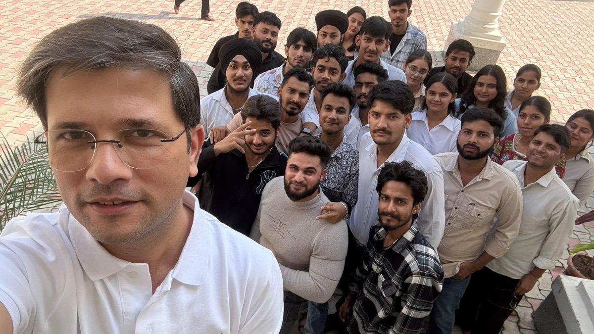 guleriapol's tweet photo. In today’s meeting, we all met madam @MehboobaMufti ji ,there we shared our problems of our colleges and soon the PDSU team will announce by @AdityaVgupta ji in the direction of @MehboobaMufti ji and special thanks to @AdityaVgupta ji who supervised this whole program 🙏
#pdsu https://t.co/4zyhDKavPn