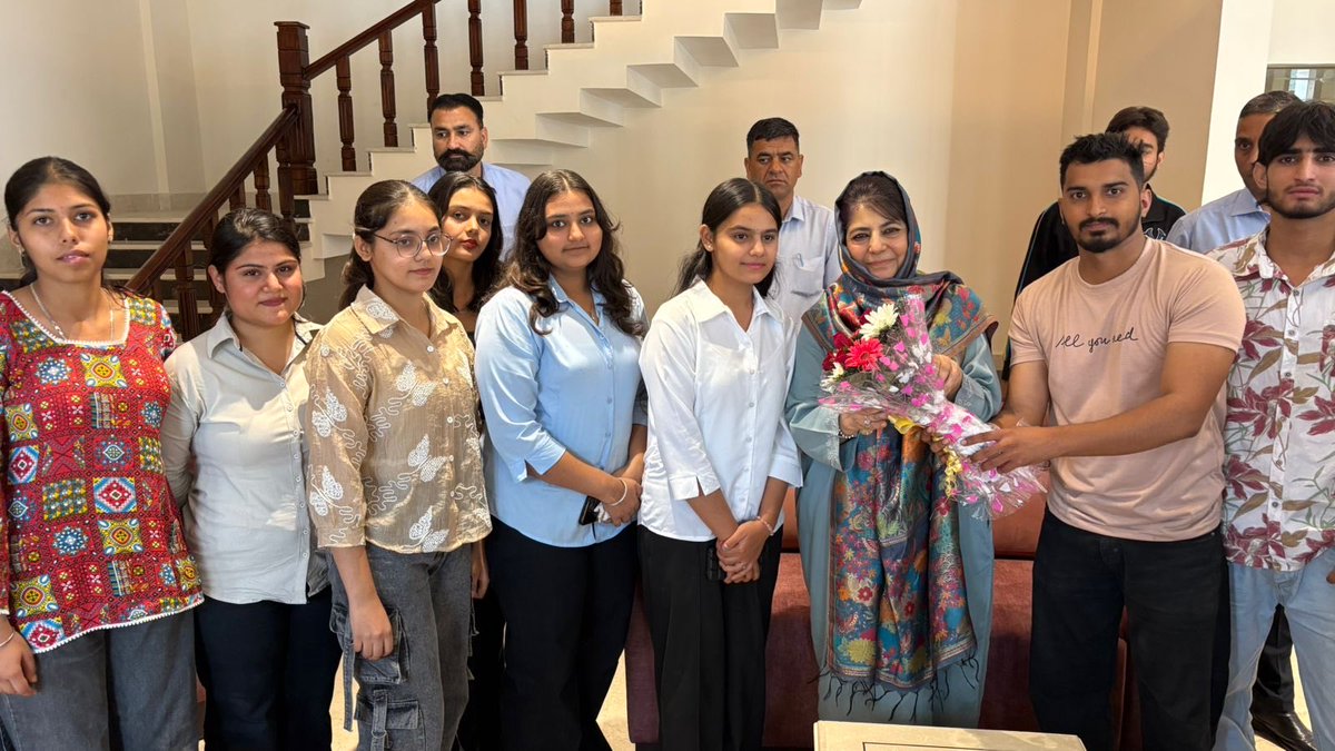 guleriapol's tweet photo. In today’s meeting, we all met madam @MehboobaMufti ji ,there we shared our problems of our colleges and soon the PDSU team will announce by @AdityaVgupta ji in the direction of @MehboobaMufti ji and special thanks to @AdityaVgupta ji who supervised this whole program 🙏
#pdsu https://t.co/4zyhDKavPn