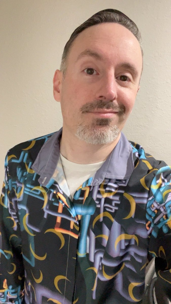 elliotcomedy's tweet image. Forgot to show my Halloween costume….

#ithinkyoushouldleave #danflashes #complicatedpatterns