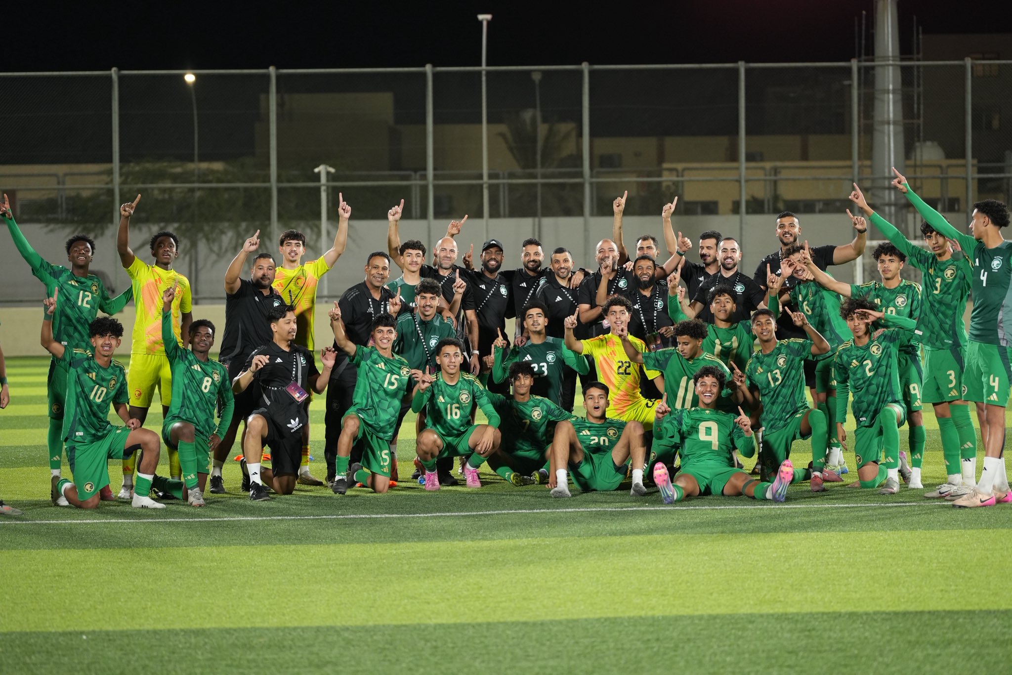 فرحة المنتخب السعودي تحت 17 عاماً بالتأهل إلى نهائي بطولة غرب آسيا. (إكس) 