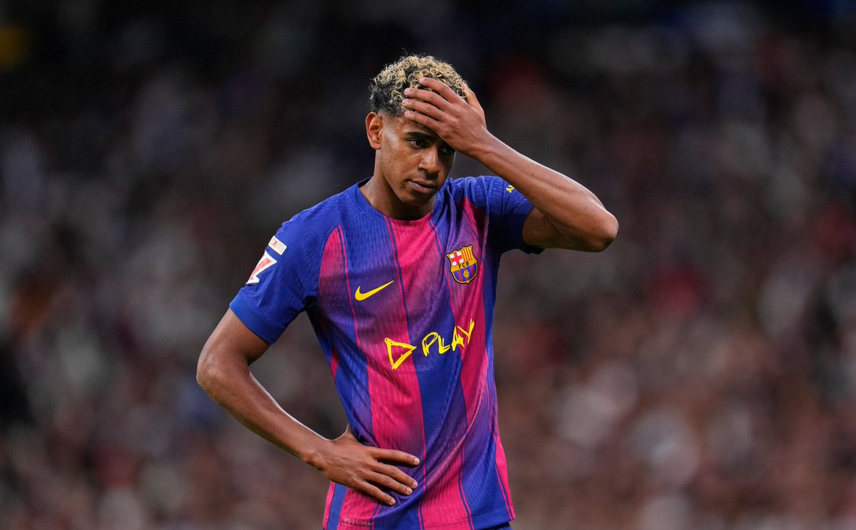 Lamine Yamal esta temporada:

- Gol al Mallorca con 2 rojas.
- Gol de penalti al Rayo Vallecano.
- Gol a Ultimate Móstoles en la Kings League.
- Gol a Porcinos.
- Desaparecido contra el PSG.
- Desaparecido en El Clásico.
- Gol al Elche.

¿El mejor jugador del mundo?