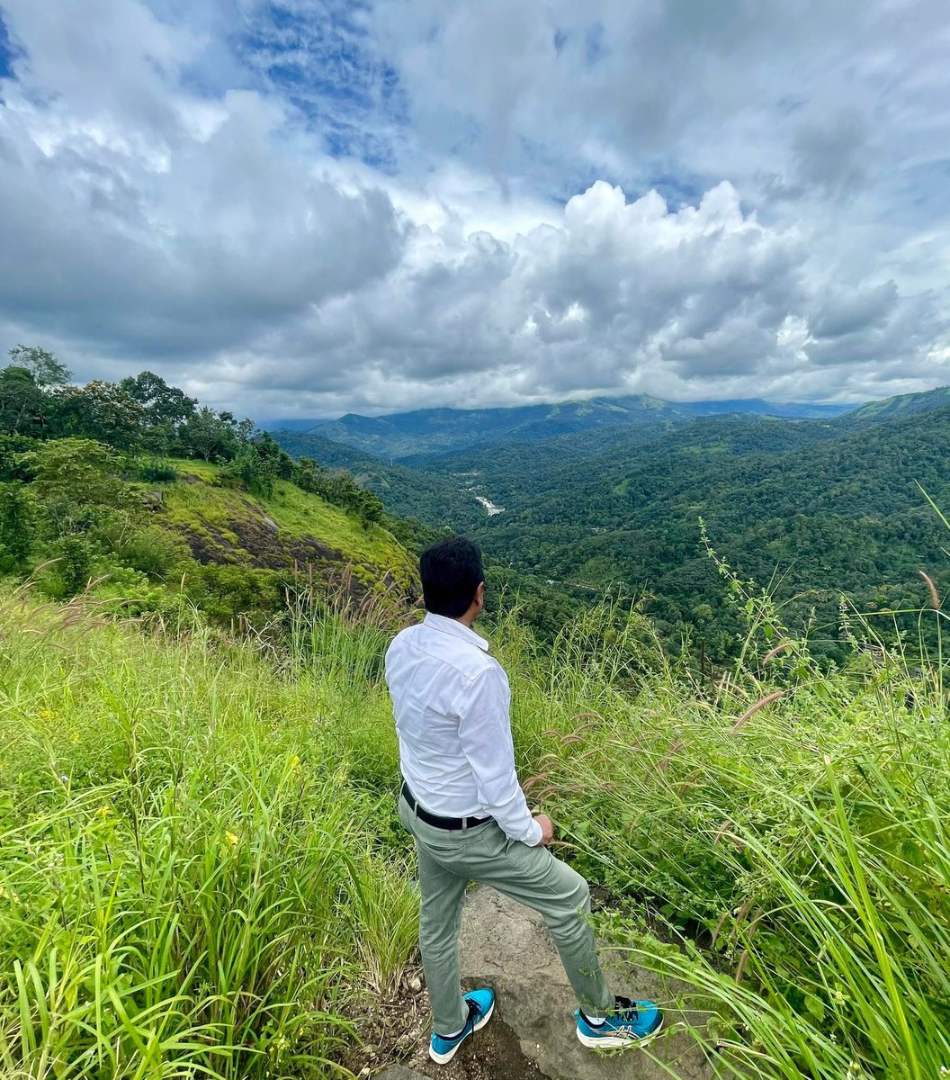 होता है …
************
पहले भी 
होता रहा है 
प्रथम नहीं हो 
तुम ही 
हृदय जीतने 
की इच्छा में 
जो जीवन हारा 
प्यार में ।

ये भी हुआ 
उनके हिस्से ही 
निधियाँ सब 
आयीं यहाँ 
उपहार में,
कुछ कमी 
नहीं थी जिनके 
कभी भंडार में।

मैं तुम्हारा 
निर्णय तुम्ही पर 
छोड़ता हूँ मगर 
माँगते