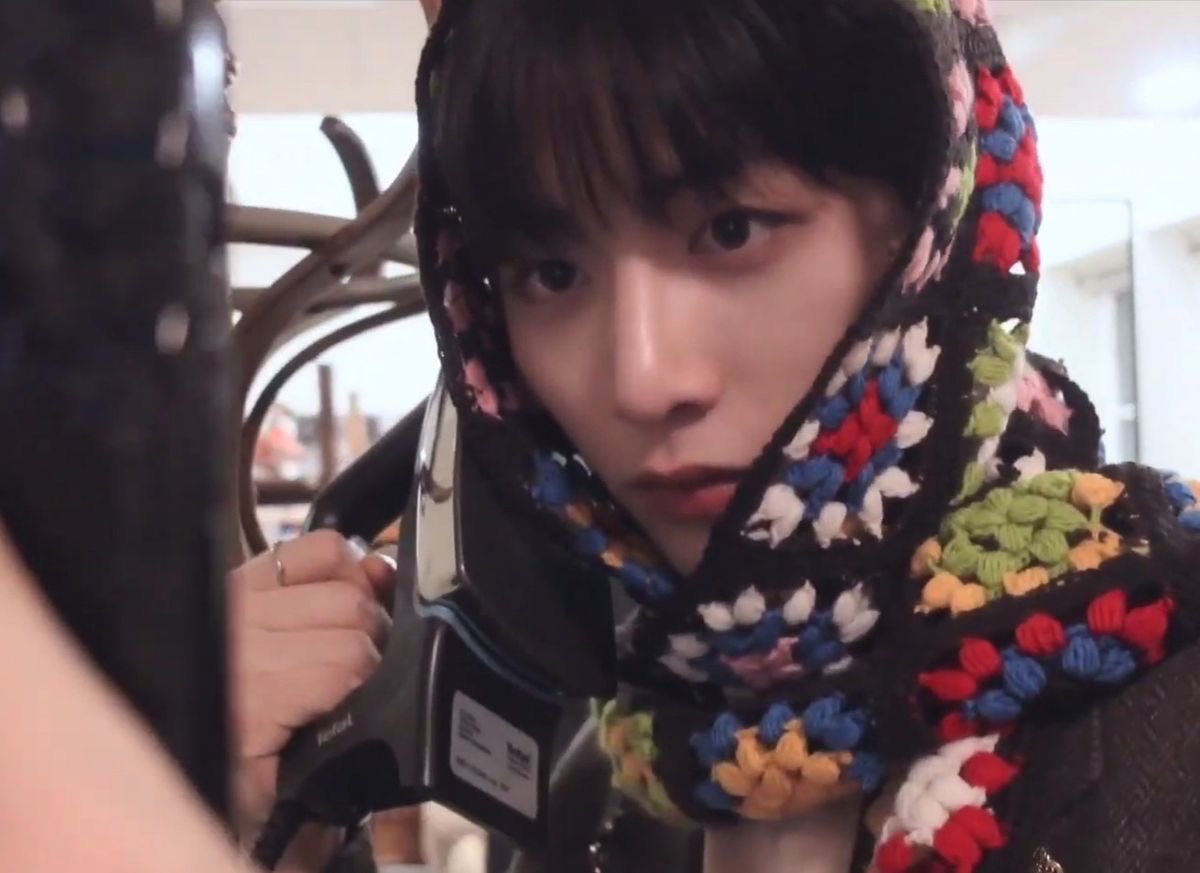 leehan_bnd6's tweet image. the idol                 vs.            the photocard