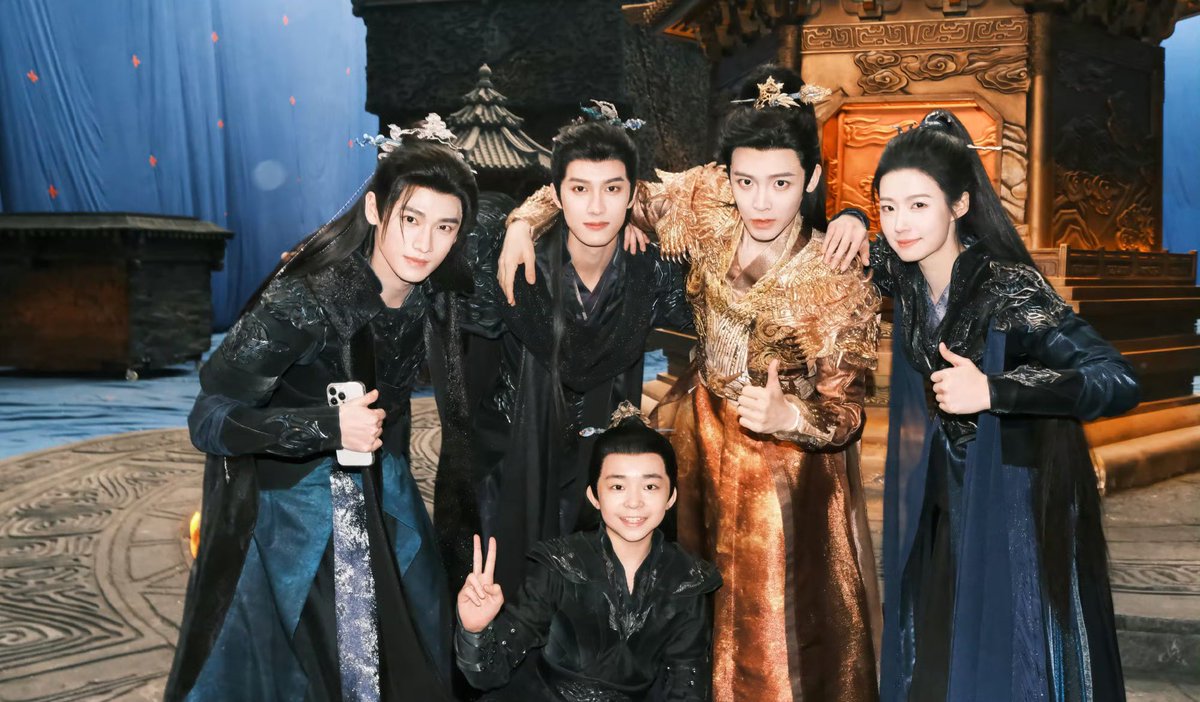 pjxdali's tweet image. posing like one of the boys 😂