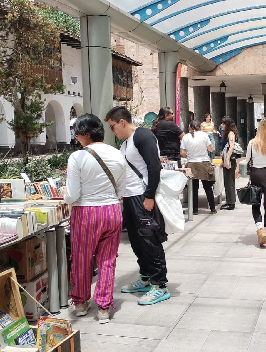 CulturaCUE's tweet image. 📚✨ Segundo día de #SegundasLecturas en la Biblioteca Municipal Daniel Córdova Toral, a pasos del Parque Calderón.
Descubre libros, comparte historias y vive la cultura. 💫
📅 Hasta el 3 de nov. | 🕚 11h00 a 18h00
#CuencaLee #FiestasDeCuenca