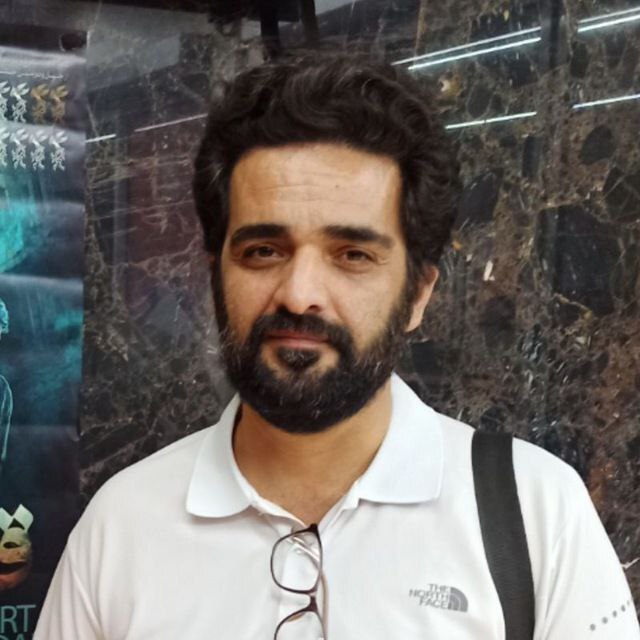 جای استاد دانشگاه در زندان نیست!!
احمدرضا بیضایی دانشمند و استاد دانشگاه ایرانی
 الان نزدیک به نه ماهه به دلیل واهی و نامعلوم در ترکیه دستگیر شده اما صدایی از اساتید توئیتری برای آزادیش بلند نمیشه!!!