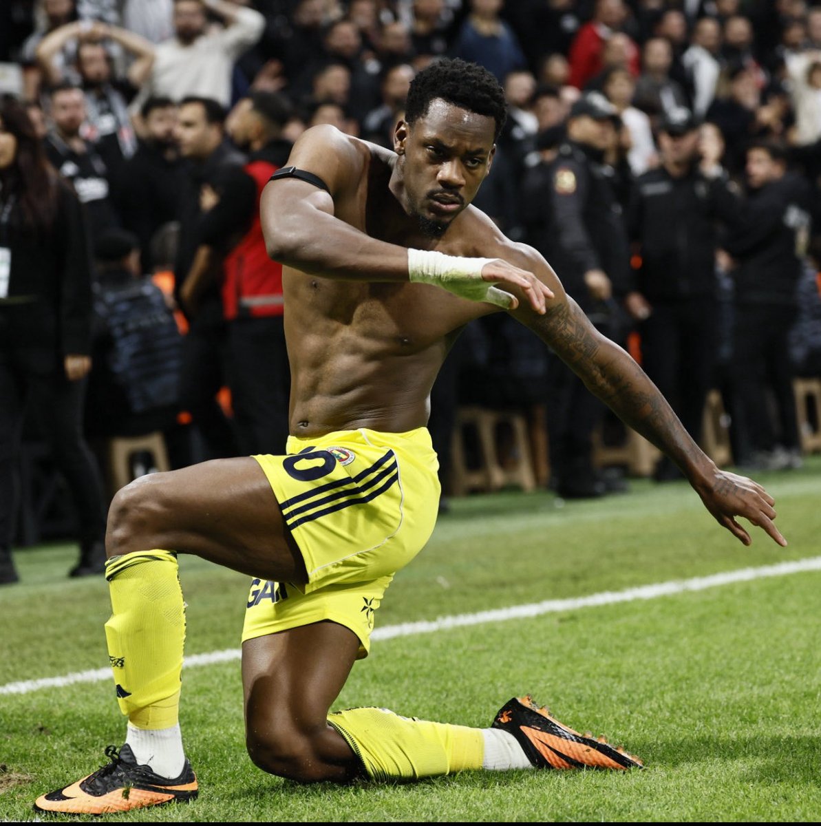 Gecenin fotoğrafı…
Duran emmi, Beşiktaşın içinden geçer… 😳😁😁😁
 #BJKvFB