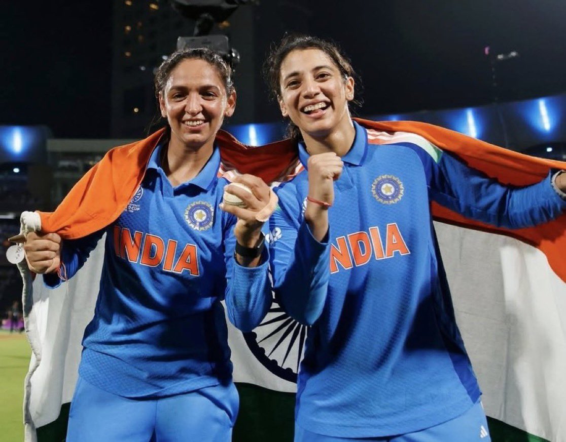 shubbhi27's tweet image. #CWC2025। काफी देर से सोच रहा था कि इस खास पल। पर क्या लिखूं।   क्योंकि यह अद्भुत है तो बस यही याद आता है।  कि अब भारतीय महिला क्रिकेट टीम अब सिर्फ भागीदार नहीं है। महिला क्रिकेट टीम अब सिर्फ दावेदार नहीं है। महिला क्रिकेट टीम अब ट्रॉफी दार है
चैंपियन है  #indvssa  #wwc