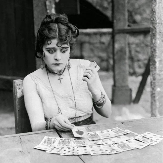GrischenHelen's tweet photo. Theda Bara♠️femme fatale
#silentmovie #vamp https://t.co/Wjc5AzsA0n