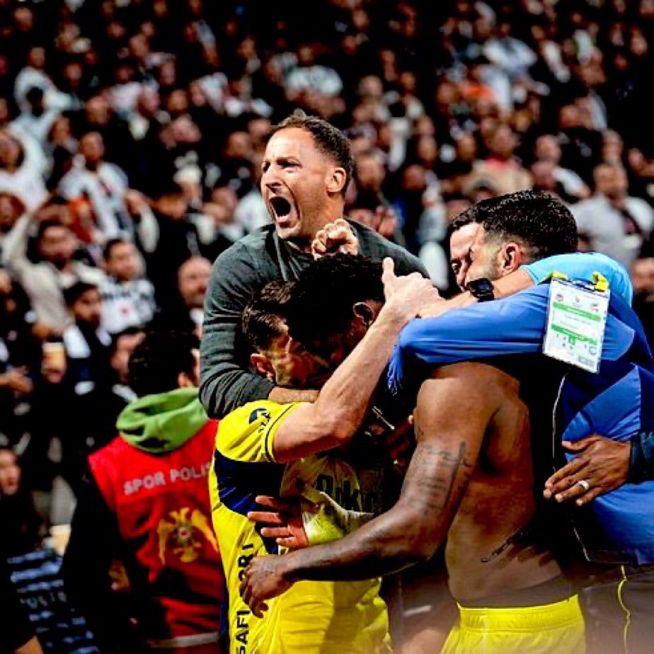 Şu an övülüyor, editleri yapılıyor.

Bu adam geldiğinden beri sanki takımın başında hoca yokmuşcasına medyada hoca isimleri dolaştırıldı, o mu olsun bu mu olsun denildi, her maça Demokles’in kılıcı kafasının üstünde sallanırken çıktı, hatta milli arada neden kovmadın diye