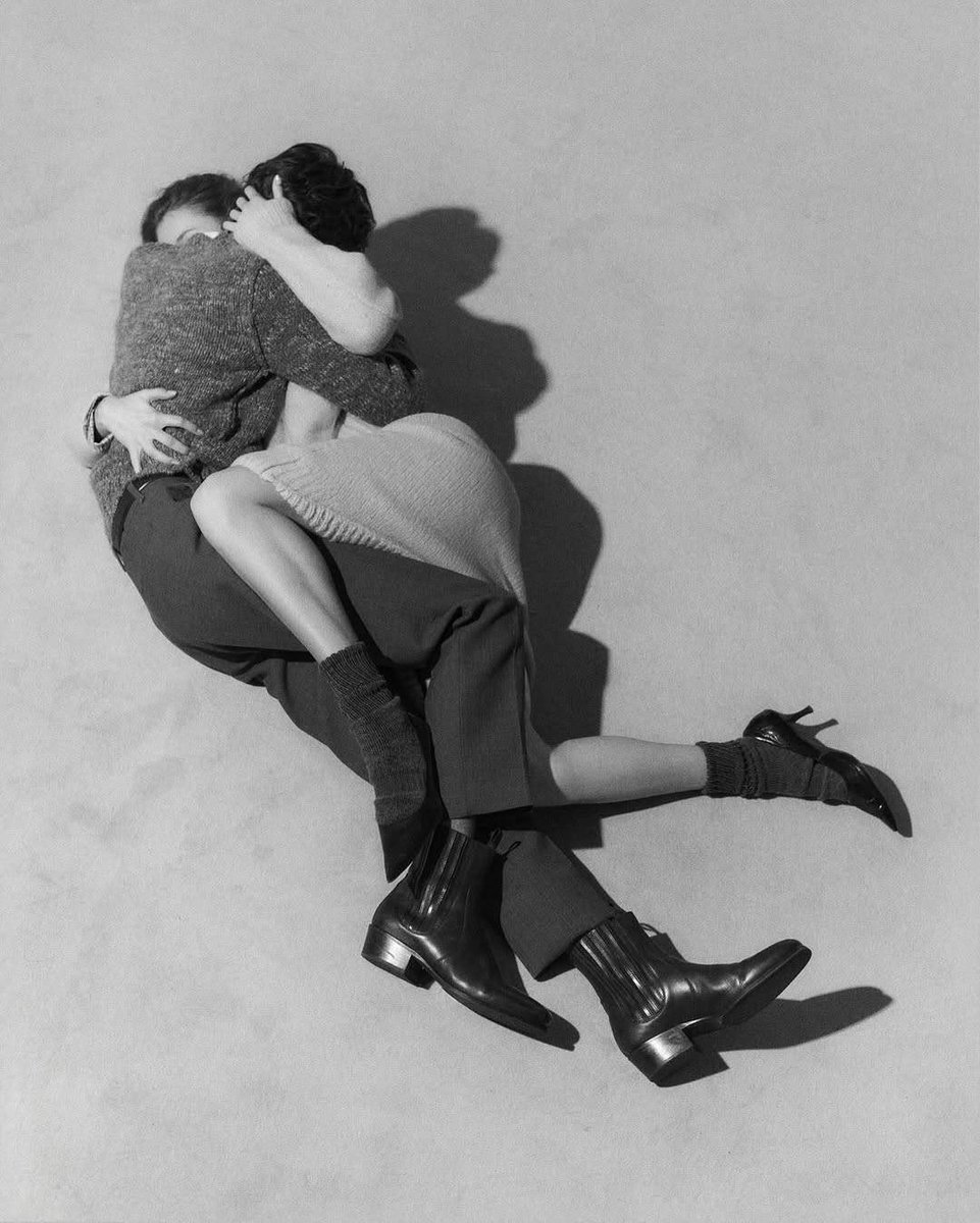 " على الوجه الأبيض والنقا لعنبو الباره
ألاَ واهَنيّ من لف حبله على حبله " 

مدغم ابو شيبه كان يقصد هذا النوع من المشاهد