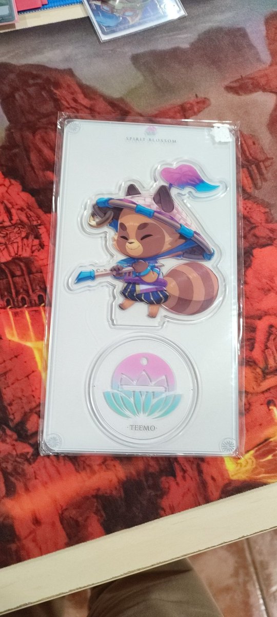 Se me había olvidado que me ha tocado de sorteo en la presentación de hoy este teemo del merchan oficial de RIOT jajaja