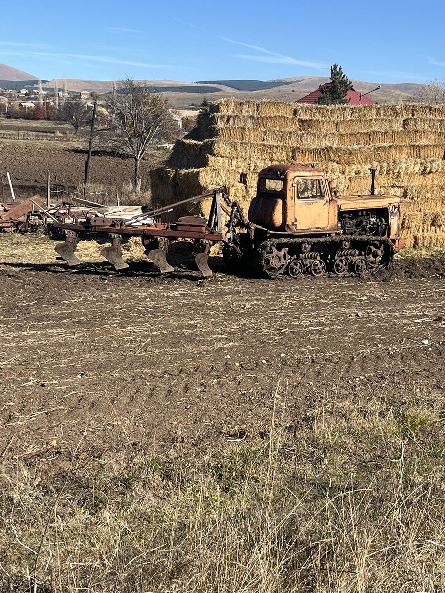 Ein weiterer atemberaubender Tag liegt hinter uns. Gerüttelt…

B1 See bei den Vulkanberg inkl. 
Höchster Berg/Vulkan im kleinen Kaukasus

B2+3 Eine der ältesten Kirchen Georgiens… 400Jahr n. C

B4 Arbeitsgerät der anderen Art

#HofMarani

#Erlebnistour2026