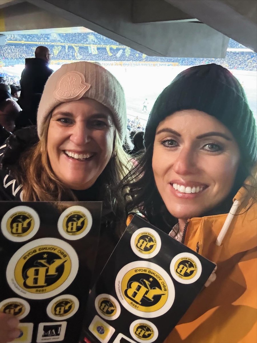 Simone_Richner's tweet image. Zum #TagDesLichts beim YB–FCB-Spiel: Reflektierende Sticker mit klarer Botschaft 👉 Mach dich sichtbar!
Reflektoren sieht man aus 140 m – dunkle Kleidung erst ab 25 m.
Sichtbarkeit rettet Leben. 💛⚽️
#Bern #YB #FCB #TCSBern #MADEVISIBLE #StayVisible