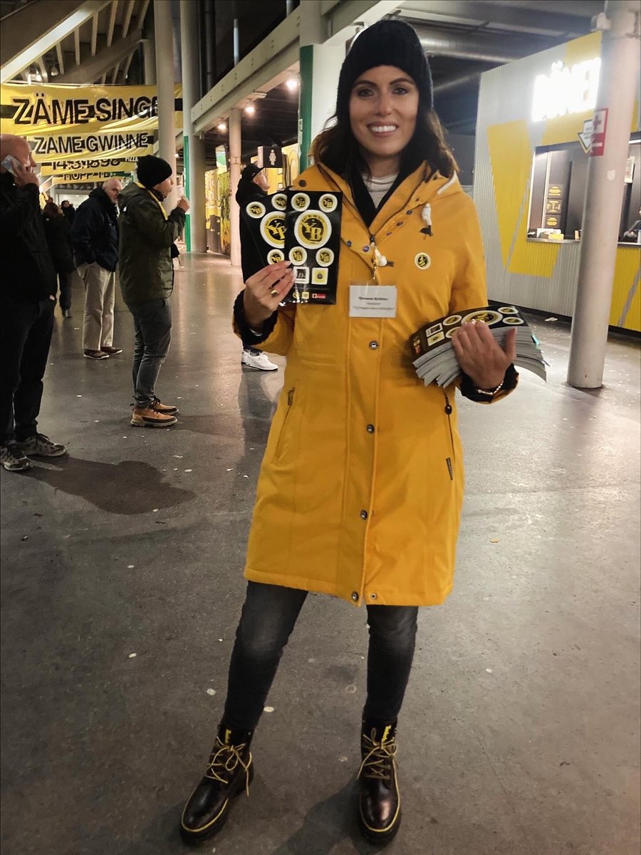 Simone_Richner's tweet image. Zum #TagDesLichts beim YB–FCB-Spiel: Reflektierende Sticker mit klarer Botschaft 👉 Mach dich sichtbar!
Reflektoren sieht man aus 140 m – dunkle Kleidung erst ab 25 m.
Sichtbarkeit rettet Leben. 💛⚽️
#Bern #YB #FCB #TCSBern #MADEVISIBLE #StayVisible