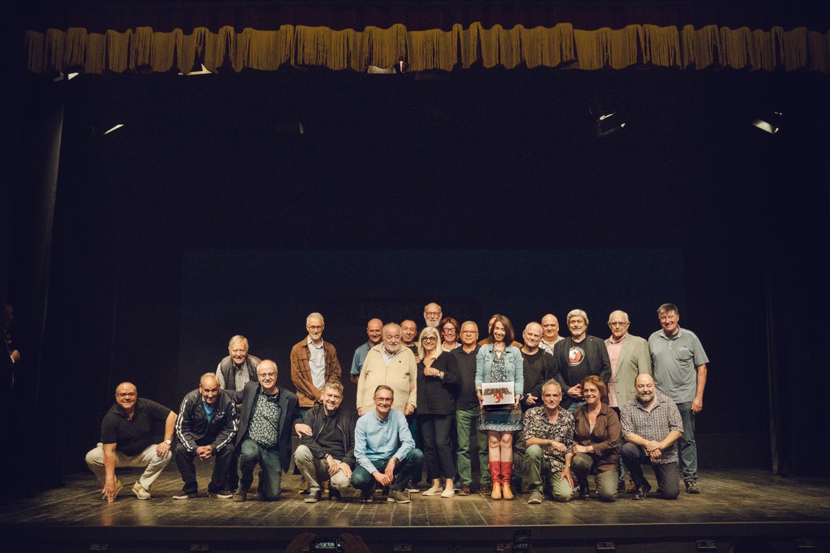 Els amics del <a href="/canalblau/">Canal Blau</a> han fet possible tornar a veure les imatges del pioner Canal34, la primera tv de Vilanova i la Geltrú. Va ser l’any 1985, pura iniciativa civil, sense suport de cap institució, posant hores i molta il.lusió. Ens hem retrobat per recordar aquella aventura.