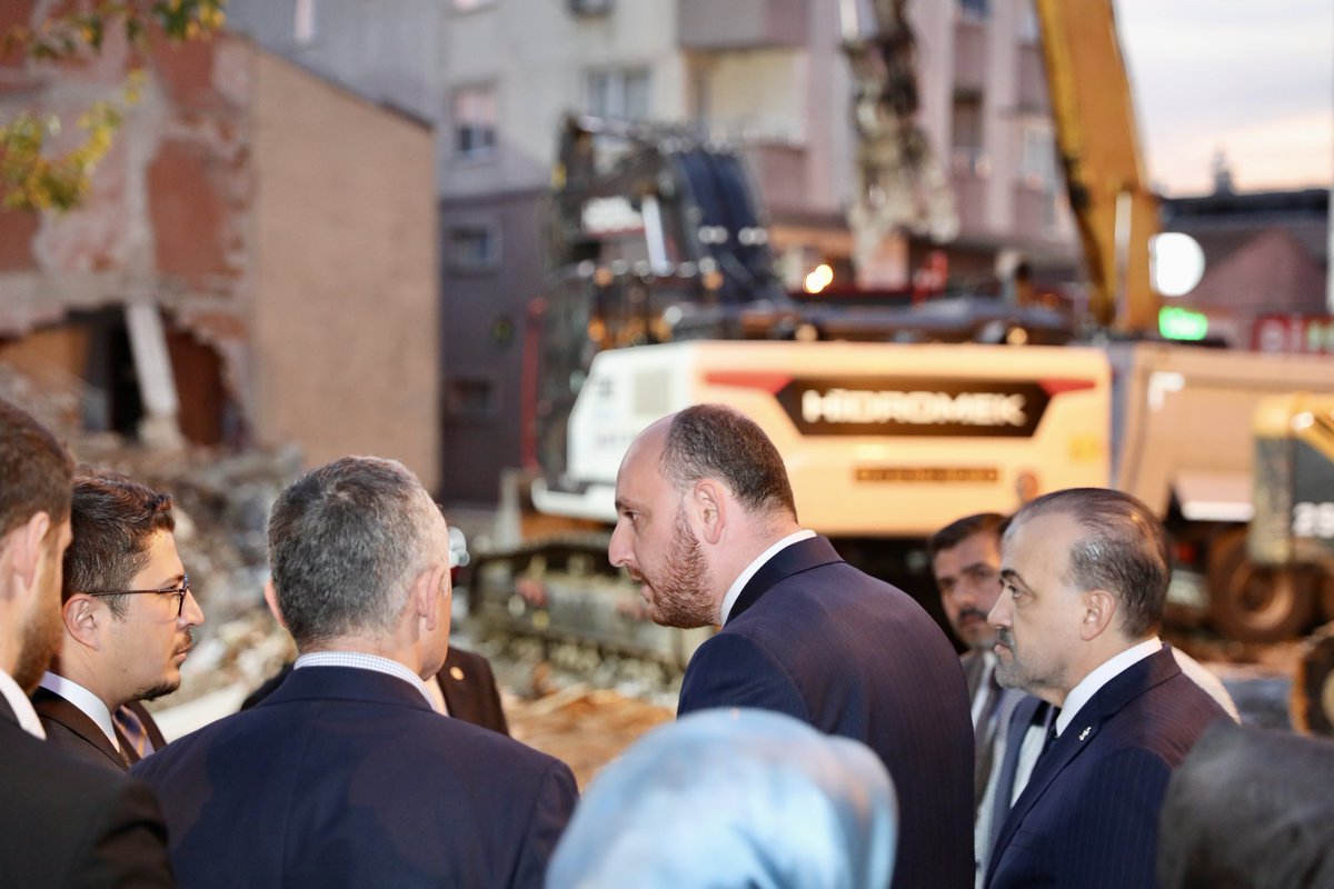 Kocaeli’nin Gebze ilçesinde meydana gelen acı olayda hayatını kaybeden vatandaşlarımızın ailelerine taziye ziyareti gerçekleştirdik.

Enkaz alanında incelemelerde bulunarak sahadaki çalışmaları yürüten ekiplerden bilgi aldık.

Devletimiz, tüm kurumlarıyla koordineli ve titiz bir