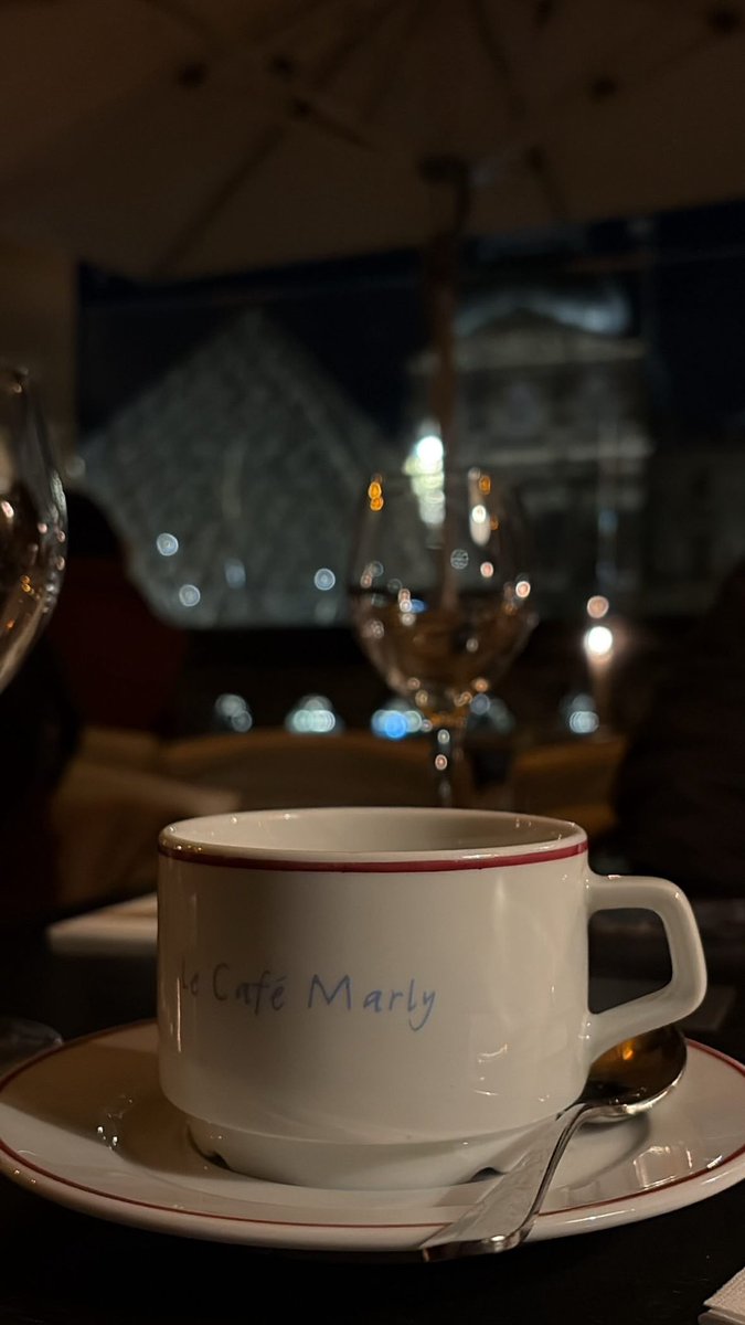 2l_2x's tweet photo. November in Paris 🇫🇷 🤍 https://t.co/WFMr6RzRif
