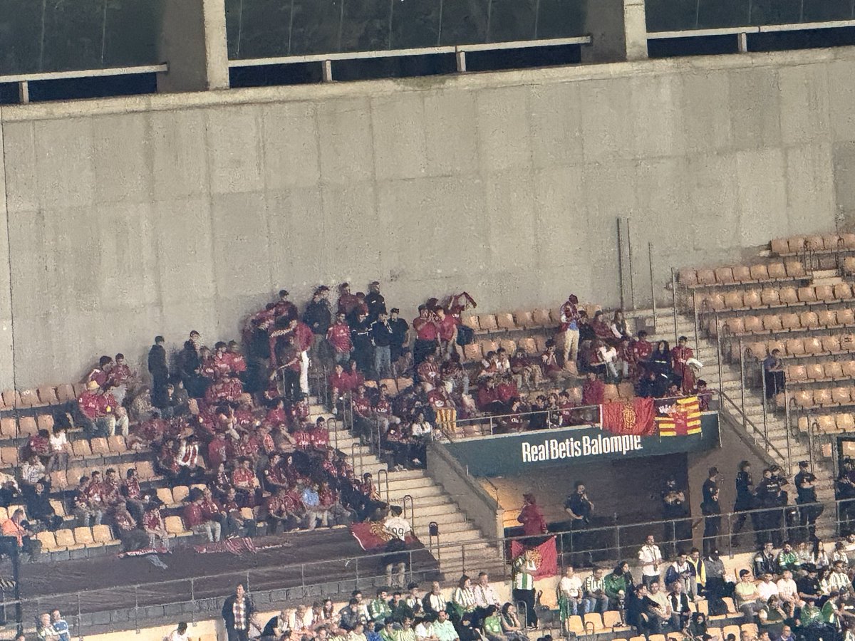 🔴 El <a href="/RCD_Mallorca/">RCD Mallorca</a> no está solo en La Cartuja 

😅 Hoy sin aficionados del Athletic en zona de los bermellones…

📻 #LZ10EnJuego <a href="/fibwiradio/">Fibwi Radio Deportes</a>