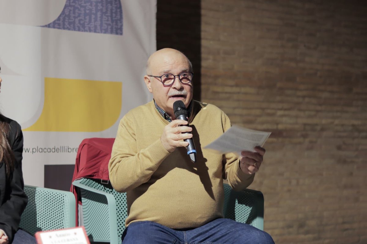 Arròs a la cubana, de Vicent Sanxis i Aida Lastras, ens ha servit una bona ració de la realitat d’un temps dibuixat🎥
A pesar d’explicar la història d’un escenari cruent, ha sigut una presentació molt fresca i saborosa📖

#VicentSanxis #AidaLastras #PlaçaDelLlibre