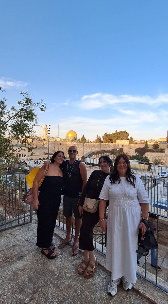 Guide_en_Israel's tweet image. En direct de #Jerusalem notre belle Capitale d&apos;#Israel en visite pour une adorable famille de banlieue parisienne qui a passée une journée inoubliable remplie d&apos;émotion, d&apos;humour, d&apos;archéologie, de géopolitique et même de gastronomie... 

Et vous ? Vous attendez quoi pour venir…