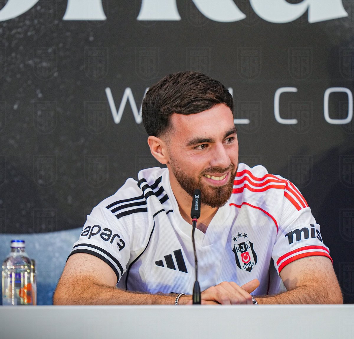 Hiç kimse kusurabakmasın Beşiktaş'a gelmek için kariyerini riske atan birçok Avrupa takımının teklifini reddeden çocuğu 1 hatası yüzünden yemeyeceğim, sırf hocalarına laf gelmesin diye de yenmesine izin vermeyeceğim. 

Özrünü diler, hatasını da performansı ile telafi eder.