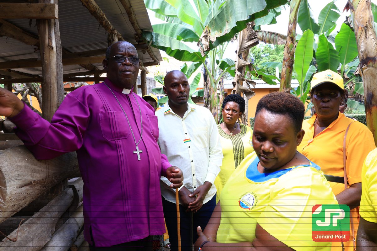 nrmwesternug's tweet image. Eng. Jonard Asiimwe Akiiki also visited the Bishop Emeritus of Bunyoro Kitara Diocese Samuel Kahuma and wife Mama Sarah at their home in Nyarugabo in Kiduuma Ward.

Eng. Jonard commended their efforts towards agriculture that has influenced the neighborhoods into engaging in…