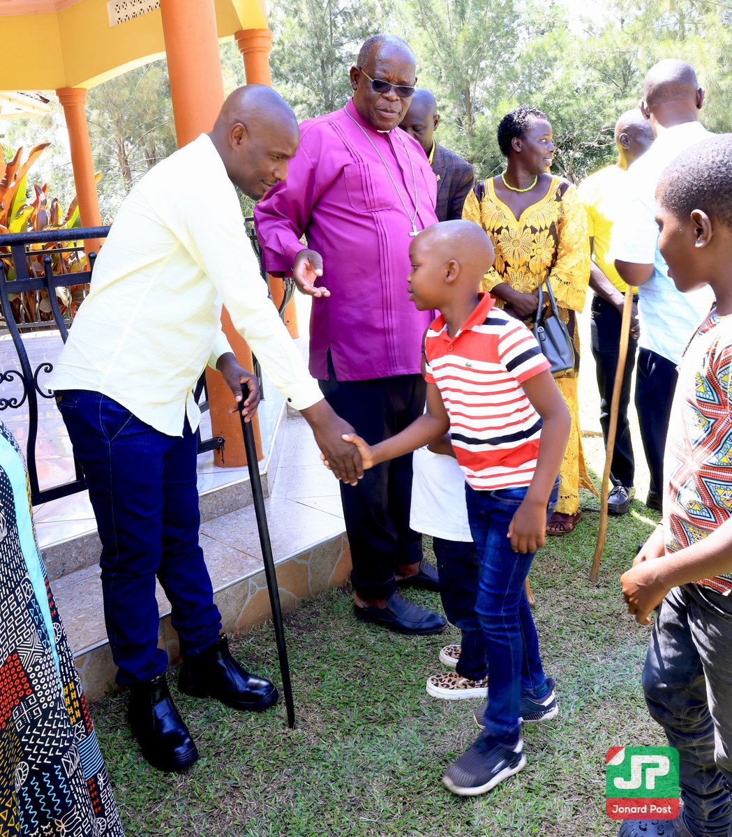 nrmwesternug's tweet image. Eng. Jonard Asiimwe Akiiki also visited the Bishop Emeritus of Bunyoro Kitara Diocese Samuel Kahuma and wife Mama Sarah at their home in Nyarugabo in Kiduuma Ward.

Eng. Jonard commended their efforts towards agriculture that has influenced the neighborhoods into engaging in…
