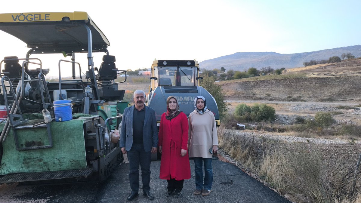 Bugün, AK Parti Adıyaman Kadın Kolları Başkanımız Sayın Saliha Diler ve kıymetli yönetim kurulu üyeleri beldemizi teşrif ederek bizleri onurlandırdılar. Ziyaret kapsamında, yapımı devam eden bitüm sıcak asfalt çalışmalarını yerinde birlikte inceledik.

Bu önemli yatırım,